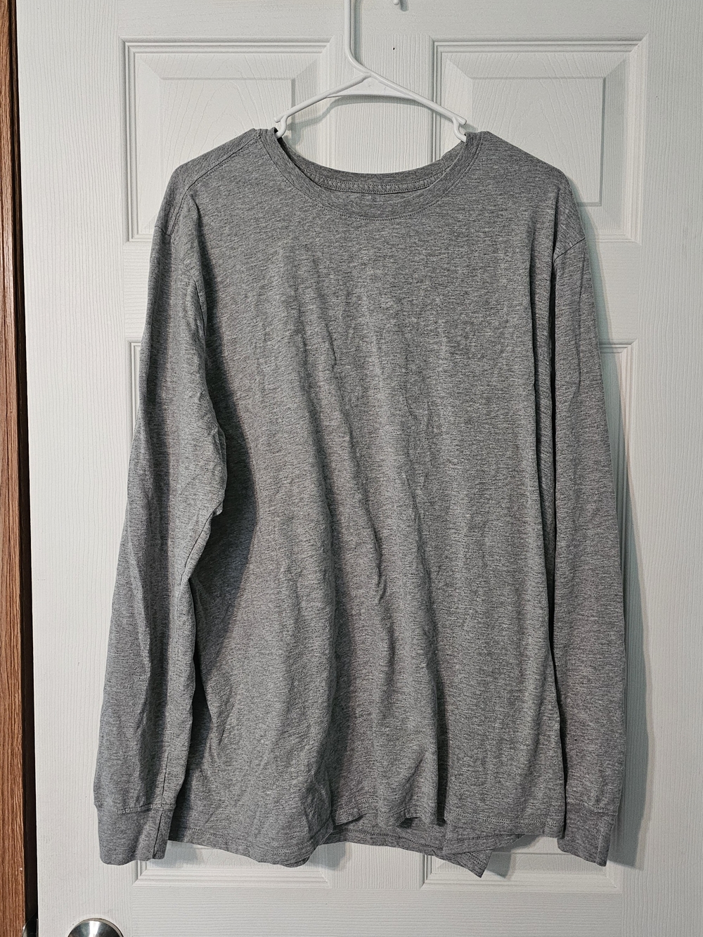 Nike Men's Gray Long-Sleeve Crewneck Shirt